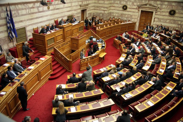Έντονη αντιπαράθεση στη Βουλή για το πρωτογενές πλεόνασμα | tovima.gr