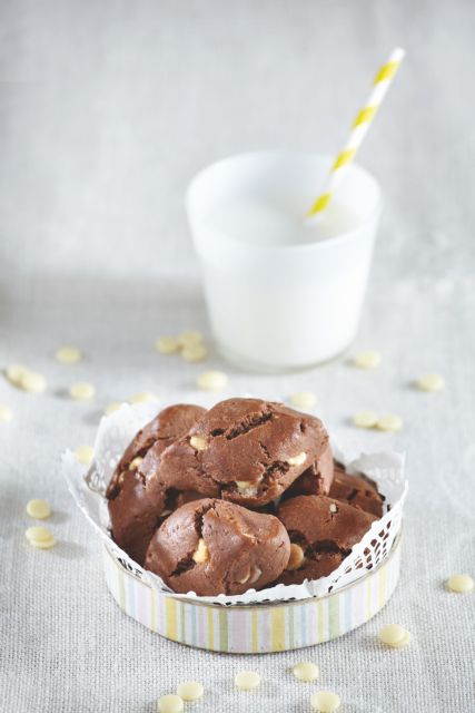 Κουλουράκια με σκούρα και λευκή σοκολάτα