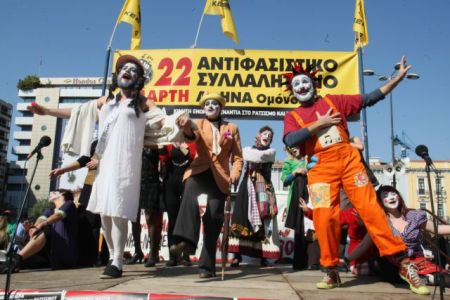 Σε εξέλιξη το αντιφασιστικό συλλαλητήριο στο κέντρο της Αθήνας