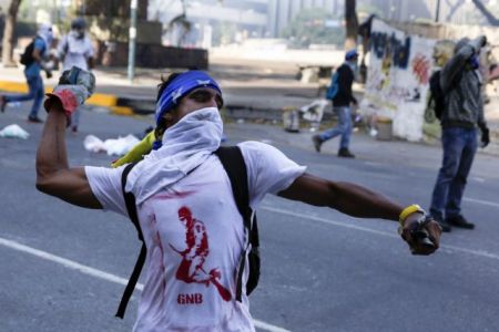 Συγκλονίζει τη Βενεζουέλα η εκτέλεση 28χρονης εγκύου στα οδοφράγματα