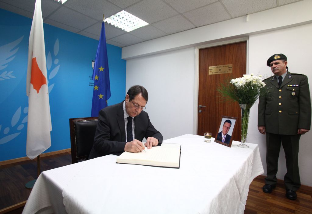 Κύπρος: Με τιμές το τελευταίο αντίο στον Τ. Μητσόπουλο