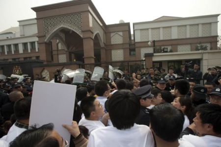 Κίνα: Συγγενείς επιβατών της πτήσης MH370 συγκρούστηκαν με την αστυνομία