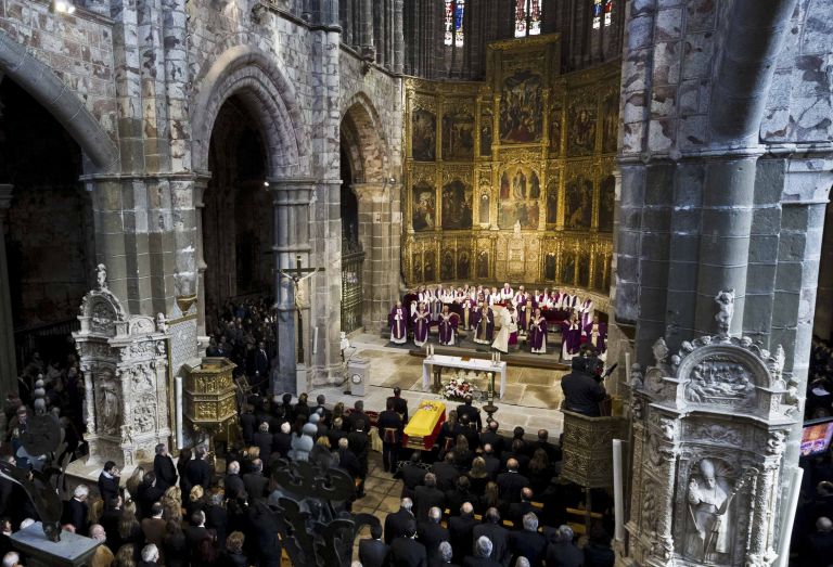 O θάνατος του Αδόλφο Σουάρεθ ενώνει την Ισπανία | tovima.gr
