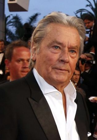 Ο Αλέν Ντελόν στο χειρουργείο