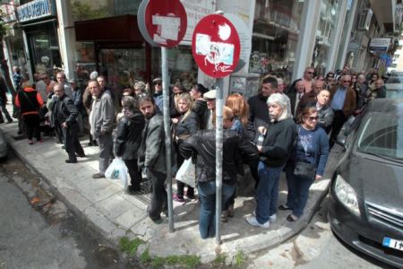 Ουρές και ατέλειωτη ταλαιπωρία έξω από τα λιγοστά ανοιχτά φαρμακεία
