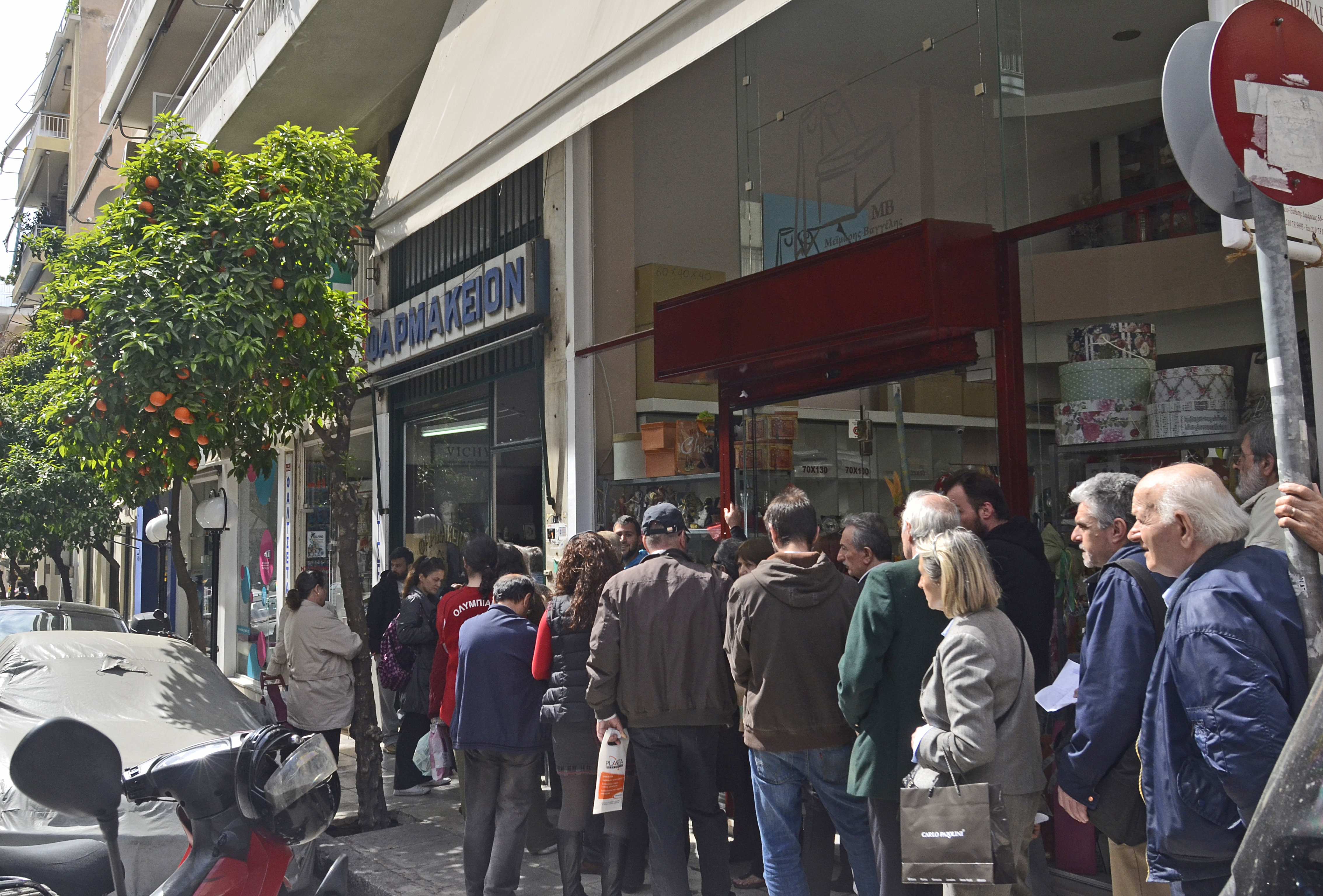 Μεγάλες ουρές έξω από τα ελάχιστα εφημερεύοντα φαρμακεία