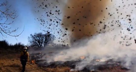 Πώς σχηματίστηκε ο πύρινος σίφουνας σε θεαματικό βίντεο