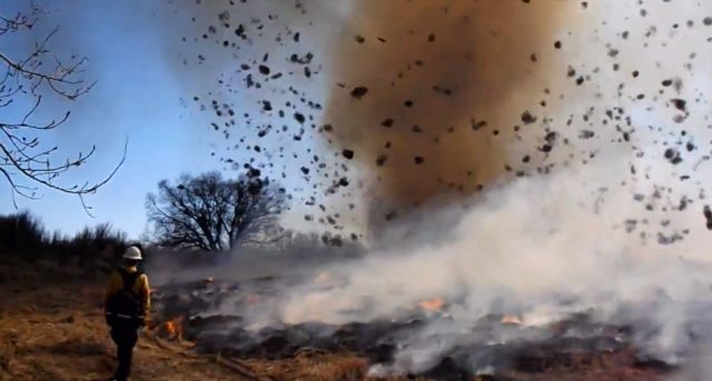 Πώς σχηματίστηκε ο πύρινος σίφουνας σε θεαματικό βίντεο