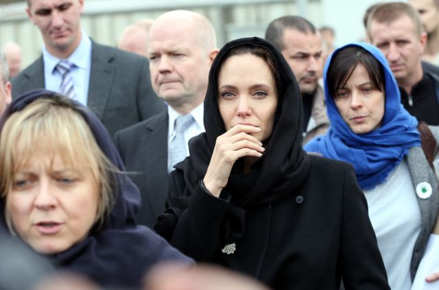 Η Αντζελίνα Τζολί ξέσπασε σε δάκρυα στη Σρεμπρένιτσα