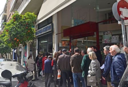 Πέφτουν κάστρα δεκαετιών