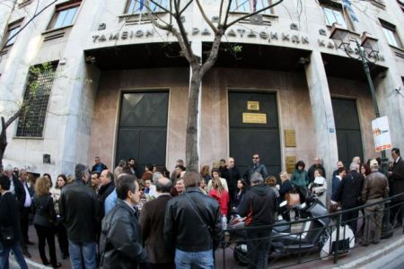 Δάνεια-θηλιά για χιλιάδες δημοσίους υπαλλήλους