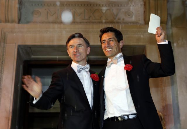 Τελέστηκαν οι πρώτοι γάμοι ομοφυλοφίλων στη Βρετανία | tovima.gr