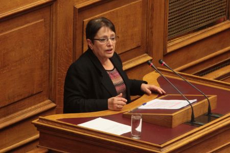 Παπαρήγα: Τίθενται παραπλανητικά διλήμματα στο λαό