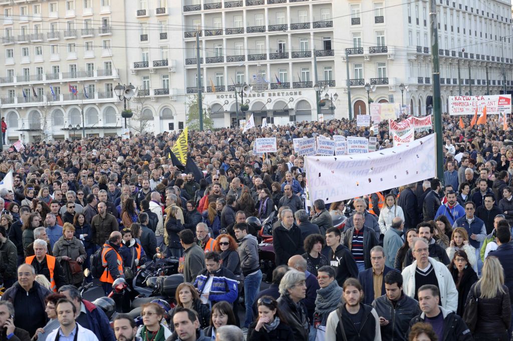 Συλλαλητήρια από συνδικάτα και κόμματα παρά την απαγόρευση