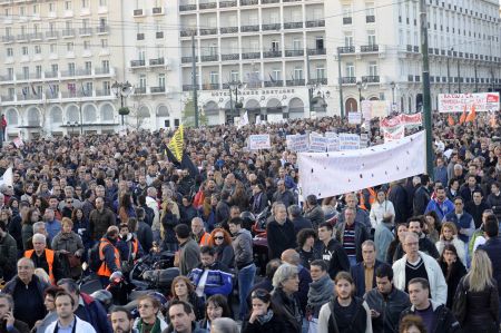 Συλλαλητήρια από συνδικάτα και κόμματα παρά την απαγόρευση