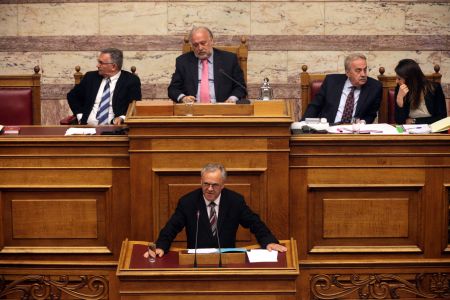 «Κόντρα» Στουρνάρα – Δραγασάκη για το εθνικό νόμισμα
