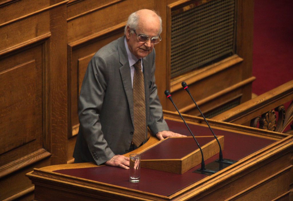 Απ. Κακλαμάνης:Διαψεύδει ότι ήταν συνεννοημένος με τον Γ. Παπανδρέου για το «παρών»