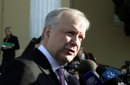 Ρεν: Ισχύουν οι δεσμεύσεις του Eurogroup για το ελληνικό χρέος