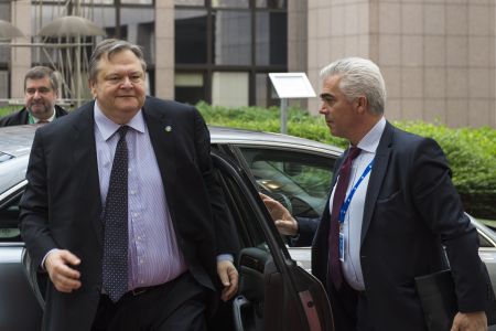 Ολιγόλεπτη συνάντηση Βενιζέλου με Μέρκελ στις Βρυξέλλες