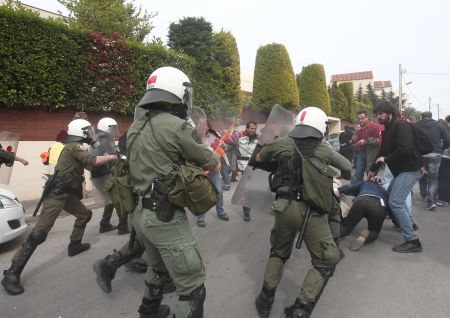 ΜΑΤ και διαδηλωτές αντιμέτωποι έξω από τις φυλακές Δομοκού