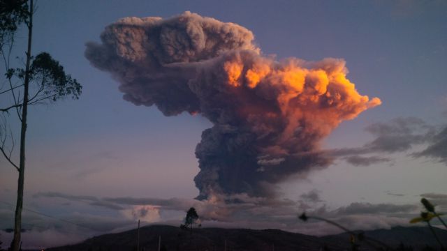 Εντυπωσιακή έκρηξη ηφαίστειου στο Εκουαδόρ