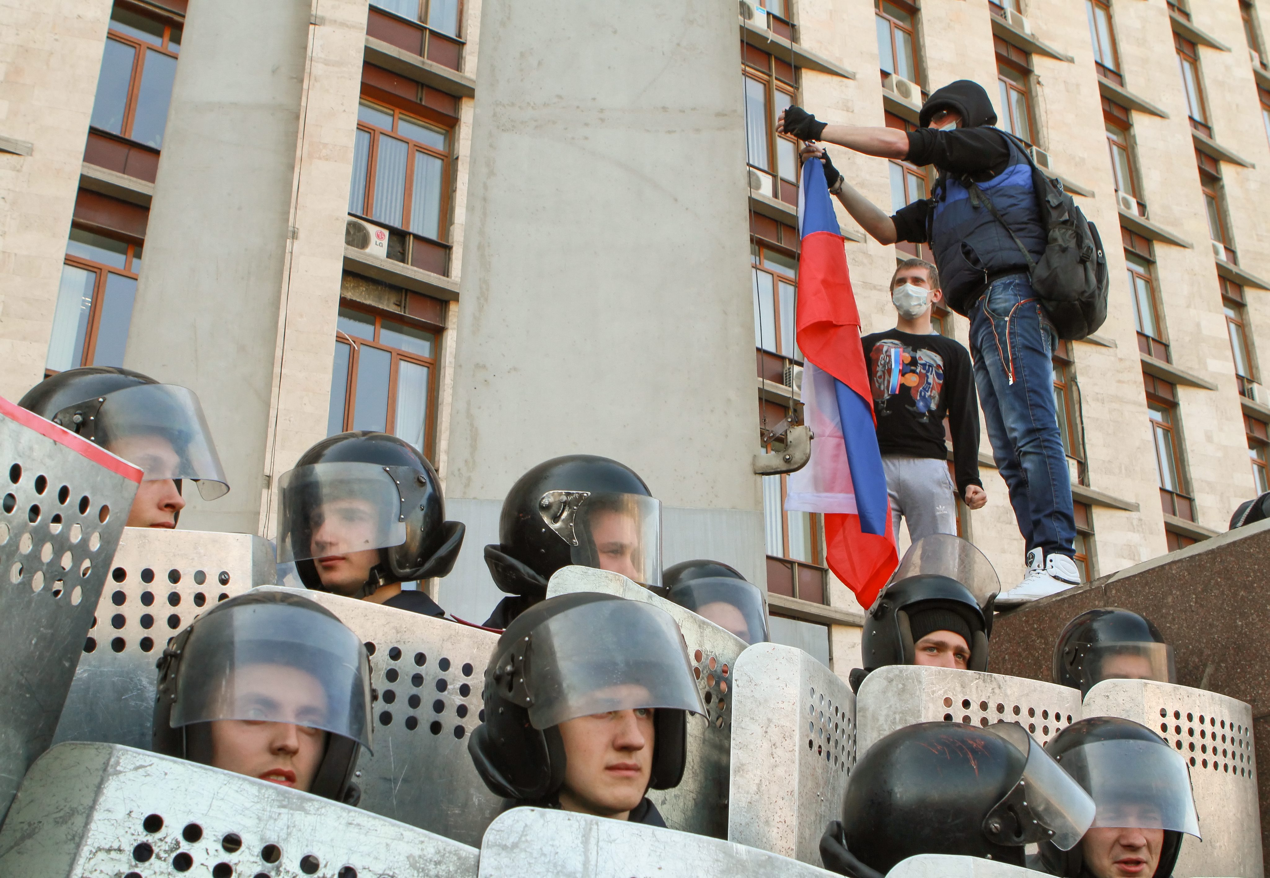 Ντόνετσκ: Διαδηλωτές ύψωσαν την ρωσική σημαία στο κτίριο διοίκησης