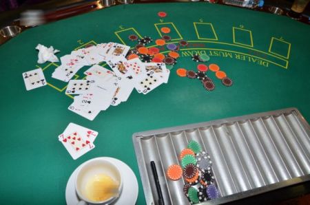 Εξήντα συλλήψεις σε παράνομο «μίνι καζίνο» στο Νέο Κόσμο