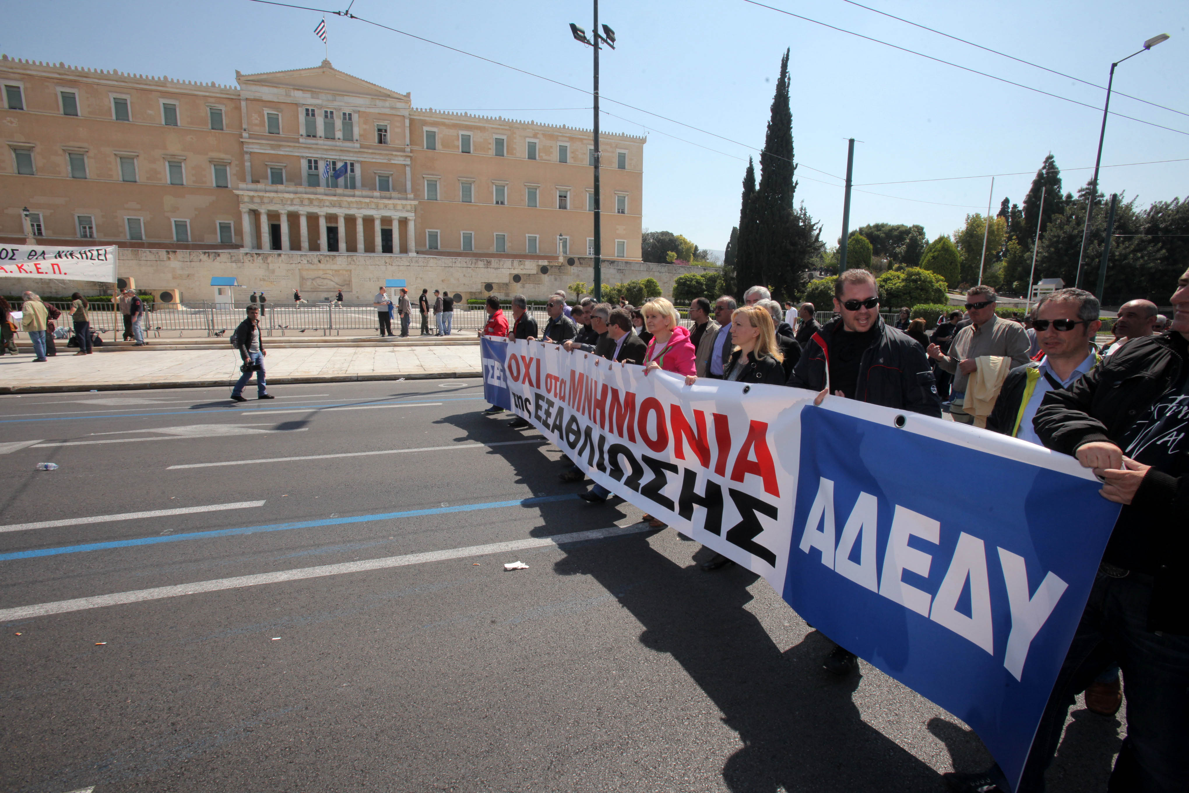 Στρατούλης: Οχι μειώσεις σε μισθούς και συντάξεις