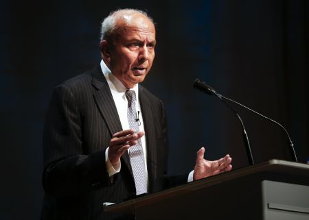 Γιατί ο Πρεμ Γουάτσα ποντάρει στην ελληνική ανάκαμψη