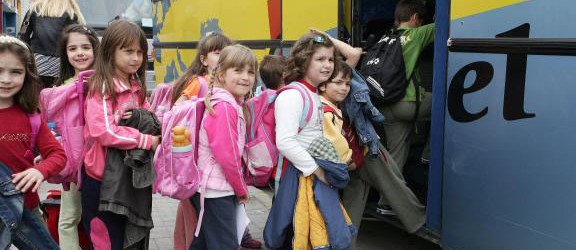 Προκαταρκτική εξέταση για παράτυπη ανάθεση μεταφοράς μαθητών