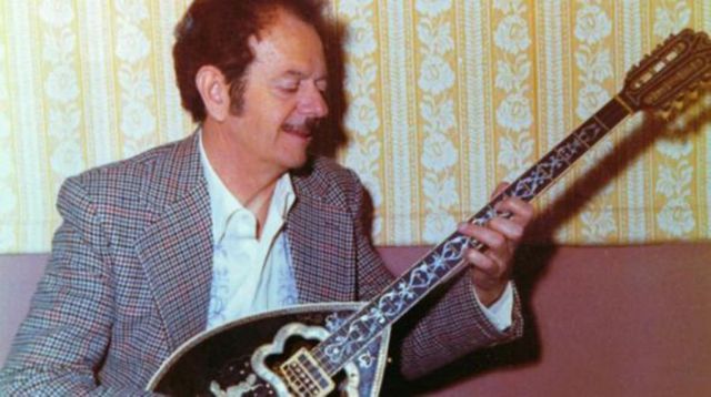 Ο Ντίνος Χριστιανόπουλος τραγουδάει Βασίλη Τσιτσάνη