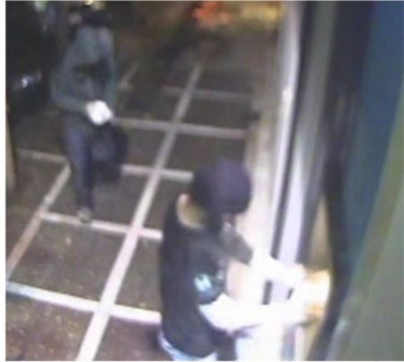 Μυστήριο με τον εξηντάρη που εμφανίζεται να συμμετέχει σε εμπρησμούς ΑΤΜ