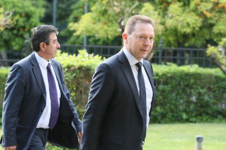 Στουρνάρας: «Δεν πάω πουθενά, θα μείνω στο υπουργείο Οικονομικών»