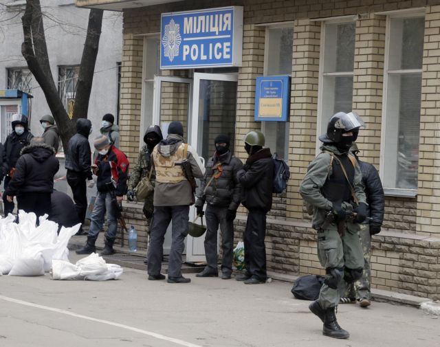 Στην κόψη του ξυραφιού η Ουκρανία – Ενοπλοι καταλαμβάνουν αστυνομικά τμήματα