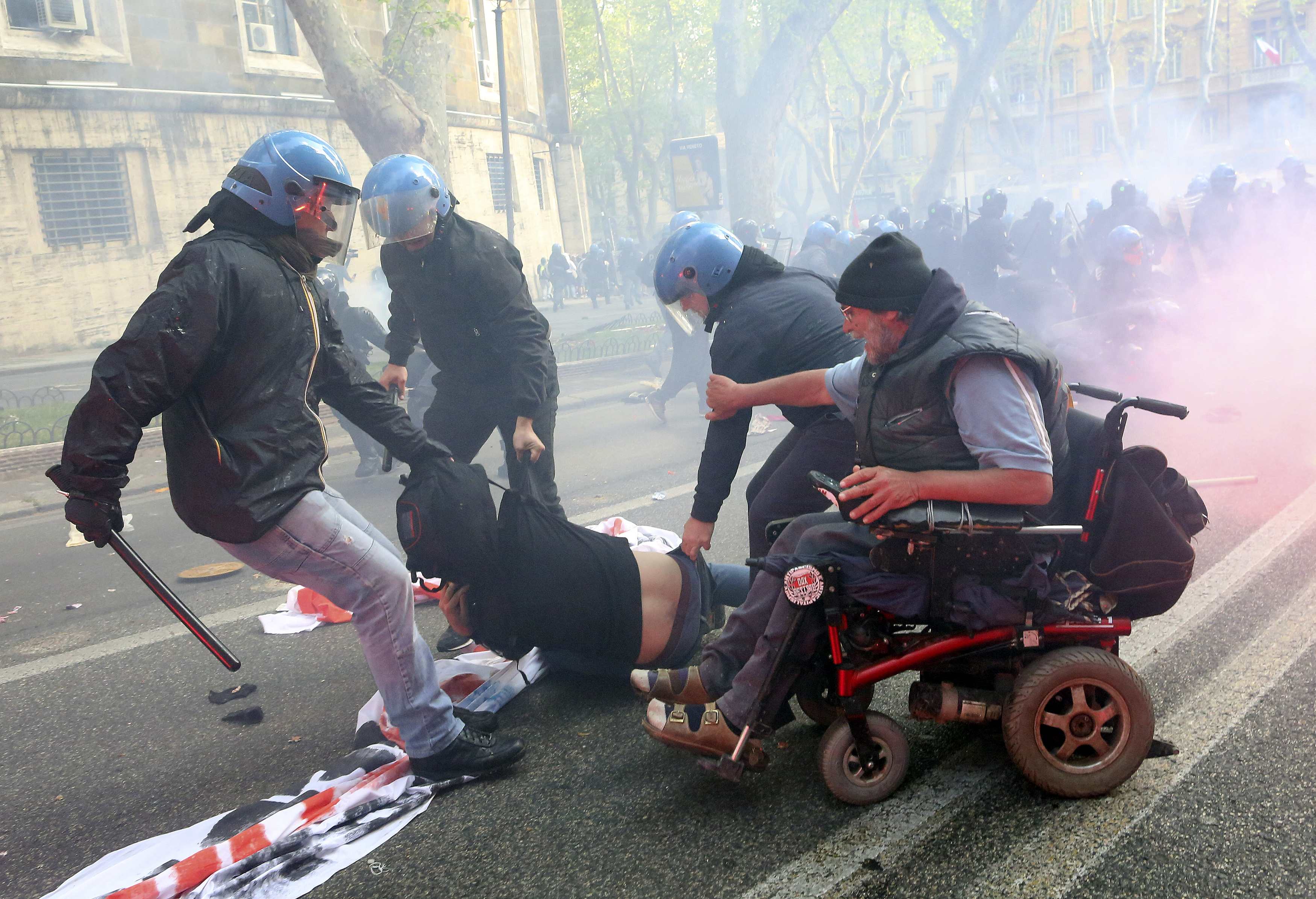 Σάλος μετά τη σκληρή αστυνομική βία σε διαδήλωση στη Ρώμη