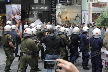 Εμποροϋπάλληλοι: Απρόκλητη και ωμή η επίθεση των ΜΑΤ στην Ερμού