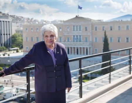 Κική Δημουλά: Η Ιστορία τραβά το δρομολόγιό της ερήμην των ποιητών