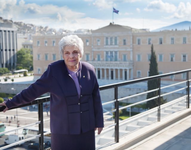 Κική Δημουλά: Η Ιστορία τραβά το δρομολόγιό της ερήμην των ποιητών