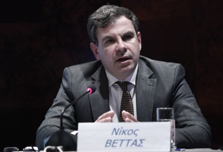Νίκος Βέττας: η ελληνική οικονομία βρίσκεται πίσω στο 2000