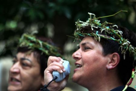 Απολυμένες καθαρίστριες με ακάνθινα στεφάνια έξω από το ΥΠΟΙΚ