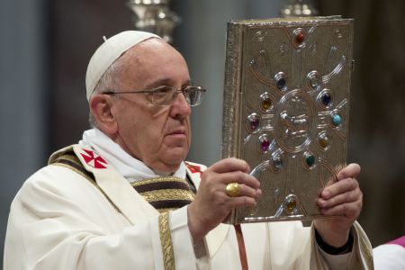 Δέματα με τρόφιμα έστειλε σε 200 οικογένειες ο πάπας Φραγκίσκος