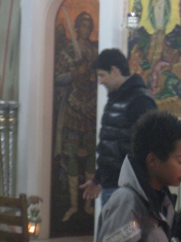 Σίβυλλα alert! Στο «Bikini» ο σύμβουλος του πρωθυπουργού και ο υπουργός, στο εκκλησάκι ο Sakis