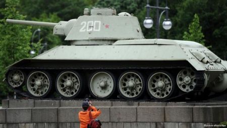 Bild: Συλλέγει υπογραφές για να διώξει τα σοβιετικά τανκς από το Βερολίνο