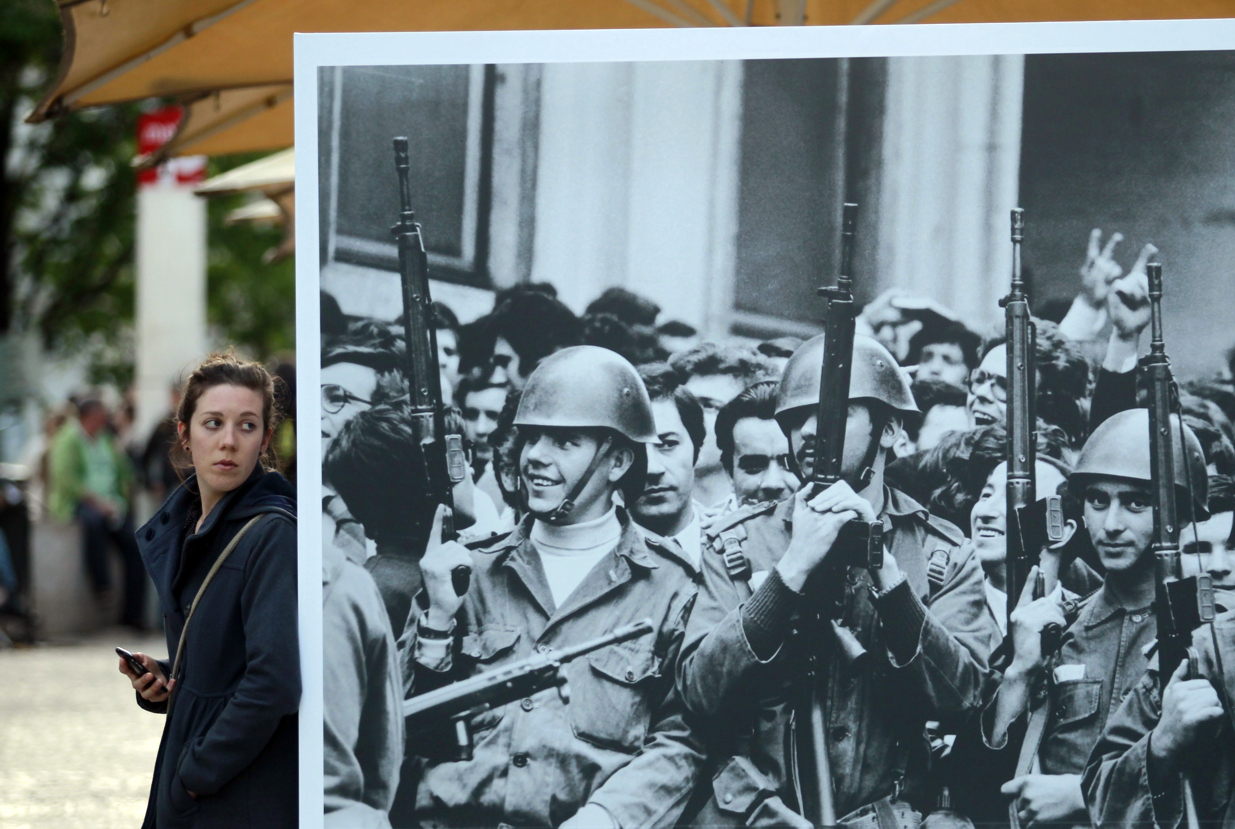 Η Πορτογαλία γιορτάζει 40 χρόνια από την «Επανάσταση των Γαριφάλων»