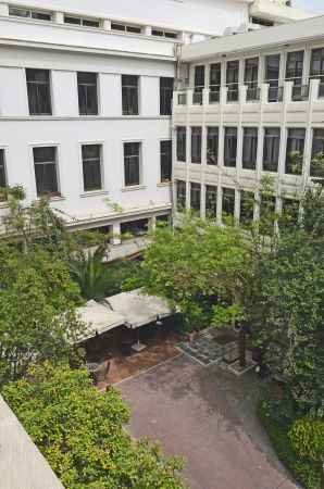 Eμπρηστική επίθεση τα ξημερώματα στο Γαλλικό Ινστιτούτο