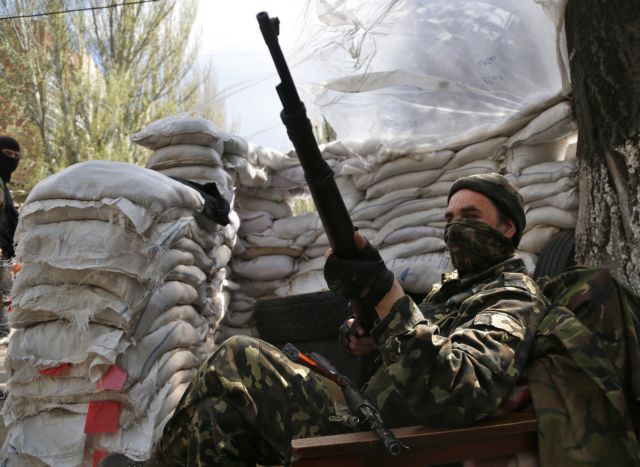 Ομηρίες και αλληλοκατηγορίες αναζωπυρώνουν τη φωτιά στην ανατολική Ουκρανία