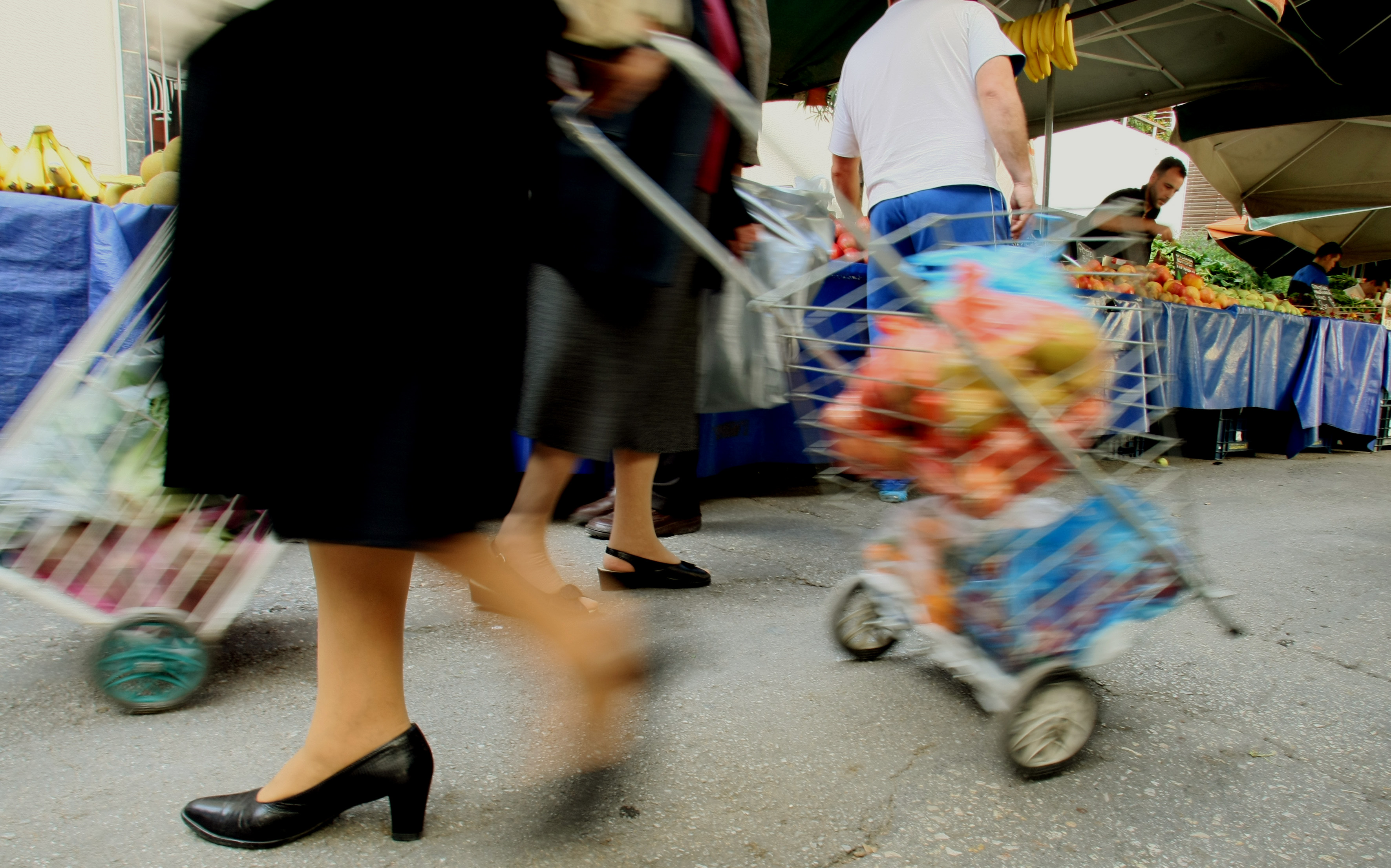 ΕΛΣΤΑΤ: Υπό διαρκή πίεση το εισόδημα των ελληνικών νοικοκυριών