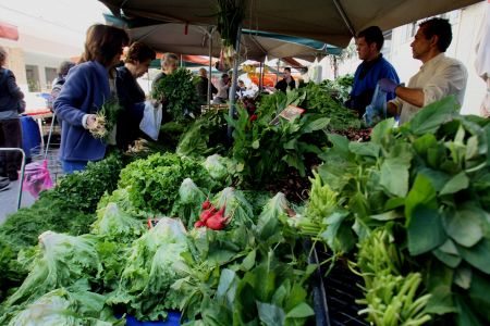 Έκανε πίσω ο Χατζηδάκης στο θέμα των λαϊκών αγορών – Αποδέχθηκε τις αντιρρήσεις του ΠαΣοΚ