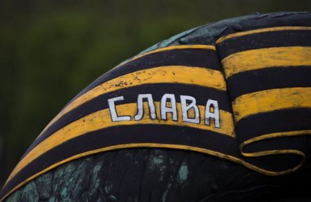 Η κορδέλα-σύμβολο που μισούν οι ουκρανοί εθνικιστές