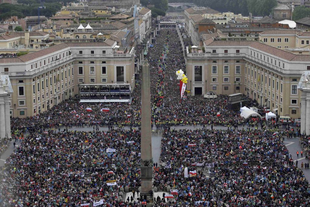 Βούλιαξε η Ρώμη από προσκυνητές για την αγιοποίηση δύο Παπών